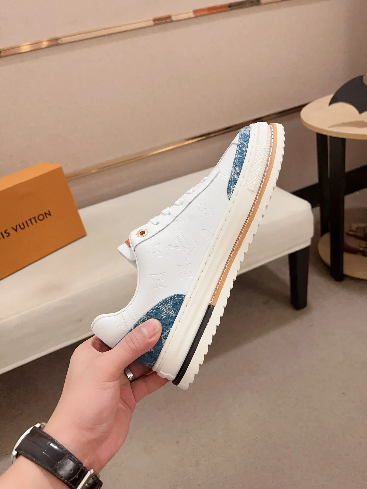 Men's shoes💰 400💰Louis Vuitton (Louis Vuitton/LV) top 🔍🔍 new models are on sale at the same time, the upper 🇮🇹 imported first-layer cowhide from Italy, fully imported sheepskin lining 💪💪, completely 1⃣️ to 1 ⃣️Re-engraved🇮🇹💪💪, ⚠Sole: The original sole is specially provided by the original factory, the exclusive movable molded sole is super comfortable, ⚠The original factory follows the order, 🔍🔍high quality, you can enter and exit the counter at will, welcome to compare⚠. Code number: 38-44. Can be customized for 45 non-refundable!